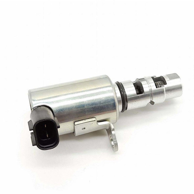 VVT‑i solenoid valve 1028A046 for Pajero Montero, rear cap angle displays mounting ear and plug
